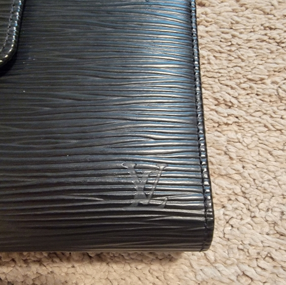 Authentic Louis Vuitton Epi Leather Wallet - Picture 2 of 11